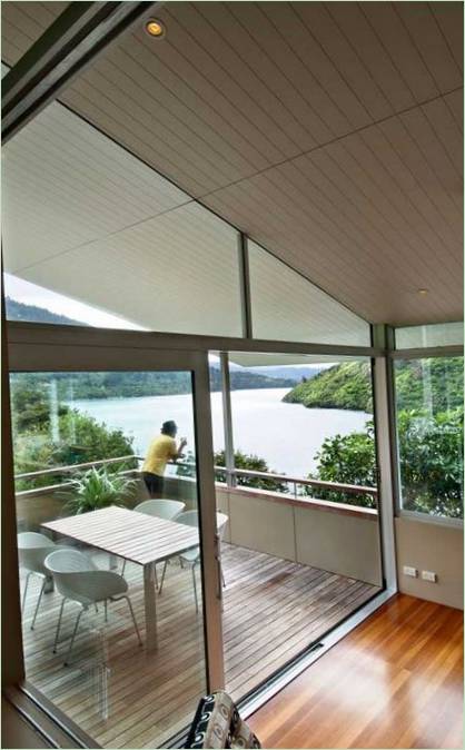 Un homme sirotant un thé sur la terrasse panoramique