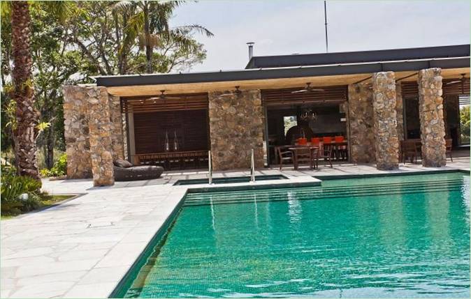 Piscine devant la maison