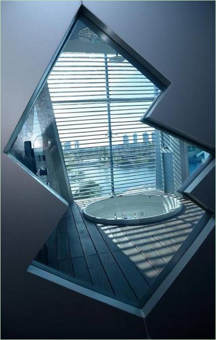 Fenêtre de salle de bains en forme