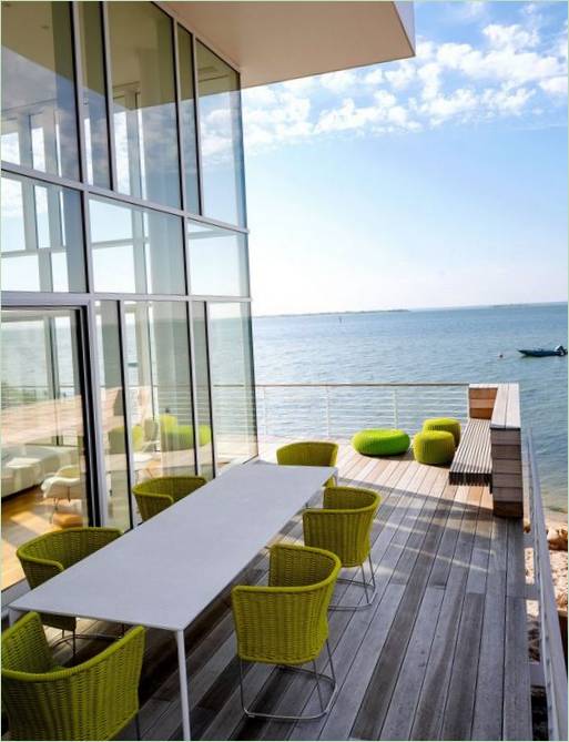 Table et chaises sur la terrasse