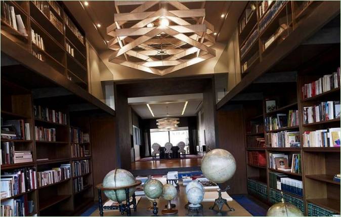 Bibliothèque devant l'étude