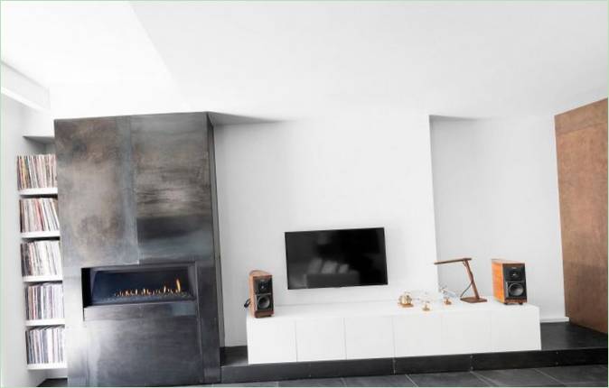 Intérieur d'une petite maison : un espace TV moderne