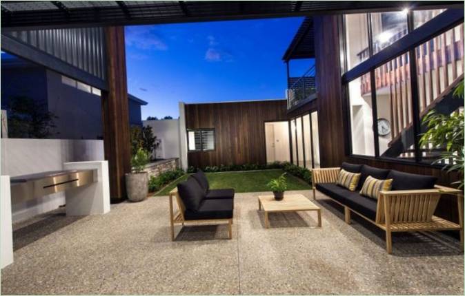 Aménagement intérieur d'un chalet par Residential Attitudes : meubles en bois sur la terrasse extérieure