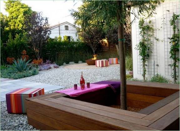 Un banc autour d'un arbre