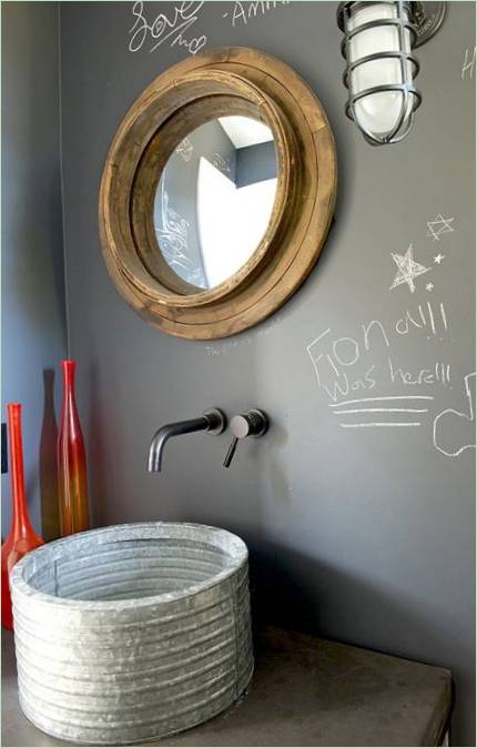Le lavabo original dans un intérieur domestique