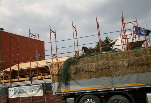 Construire une maison en bottes de chaume