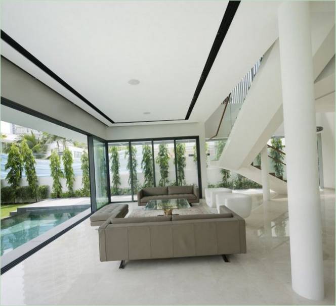Accès à la piscine depuis le salon