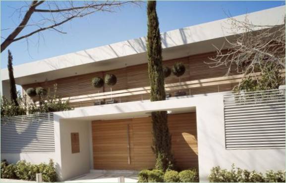 Un arbre dans la cour d'une maison en Grèce