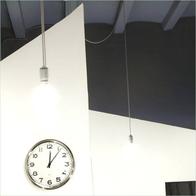 Horloge murale ronde dans le studio d'images espagnol Il Salone à Barcelone