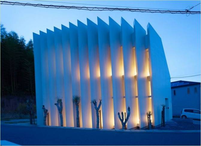 La façade d'un manoir à Muko