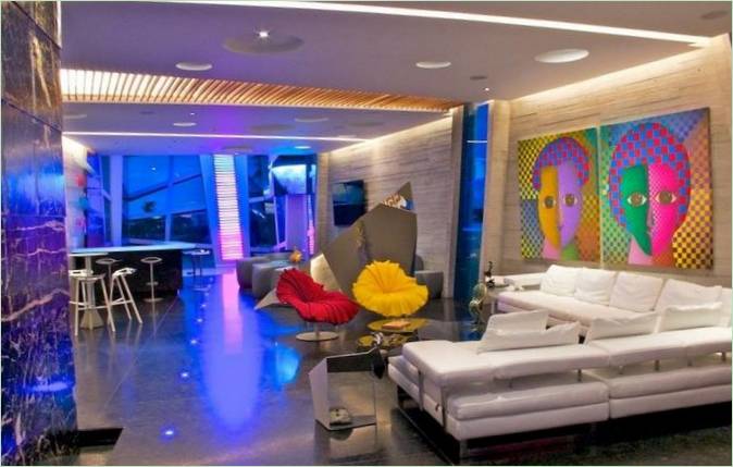 Éclairage multicolore dans le salon la nuit