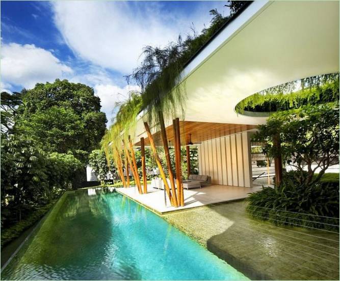 Terrasse de la piscine avec eau turquoise