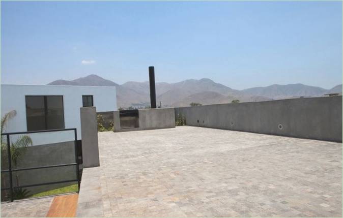 Terrasse sur le toit entourée de la maison