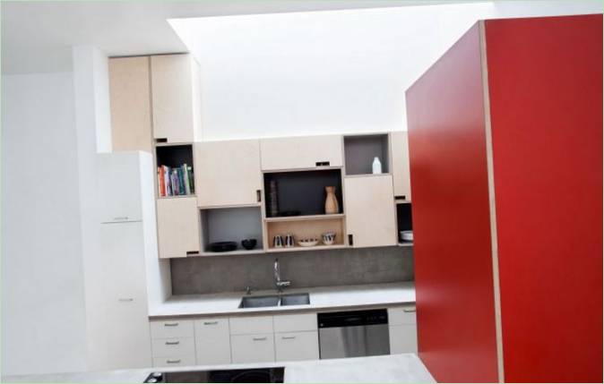 La cuisine est conçue dans un style rouge et blanc