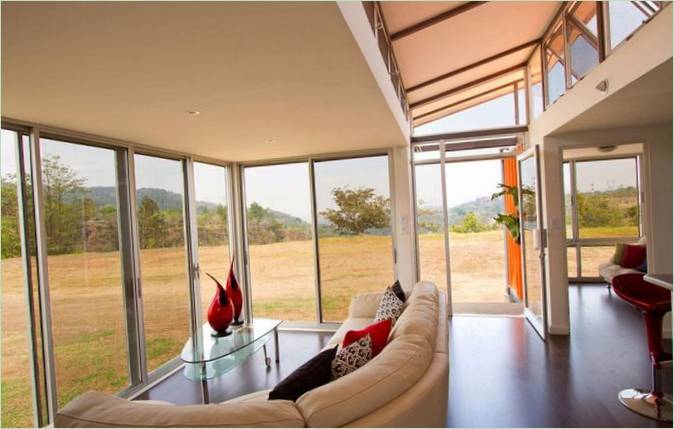 Fenêtres panoramiques dans un projet de maison en conteneur