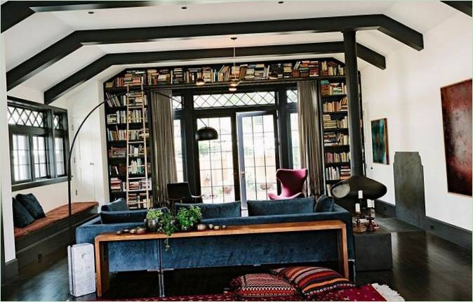 Design intérieur d'un salon avec une cheminée