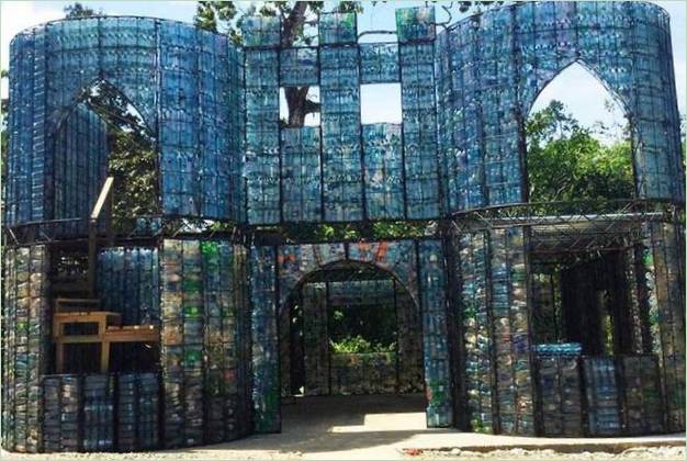 Conception avec des bouteilles en plastique. Une conception pour une maison à deux étages Conception avec des bouteilles en plastique. Projet d'une maison à deux étages