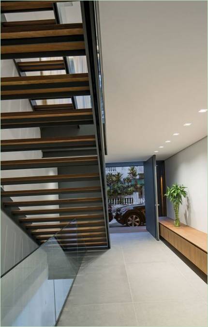 Escalier menant au premier étage d'une maison de 12x12 ans