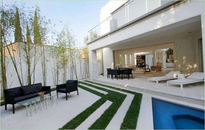 La terrasse d'un luxueux manoir de Los Angeles