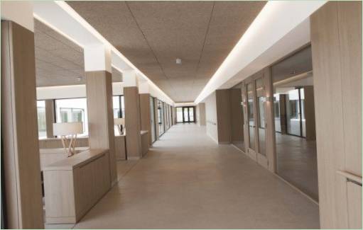 Intérieur du complexe dans des tons marron clair
