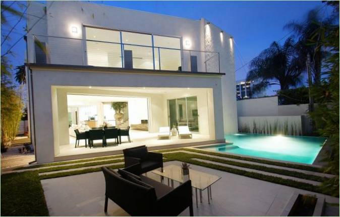 La terrasse d'un luxueux manoir de Los Angeles