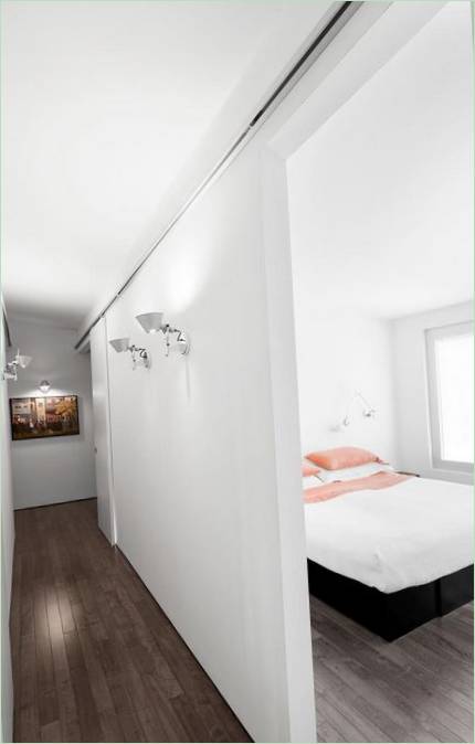 L'intérieur d'une petite maison : le revêtement de sol stratifié