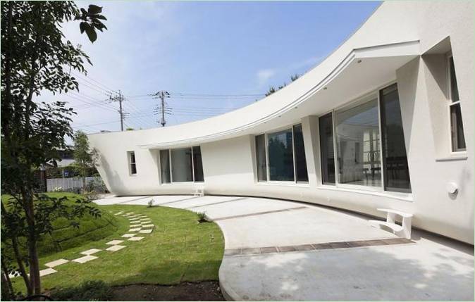 Chemin d'accès le long de la maison sans coins