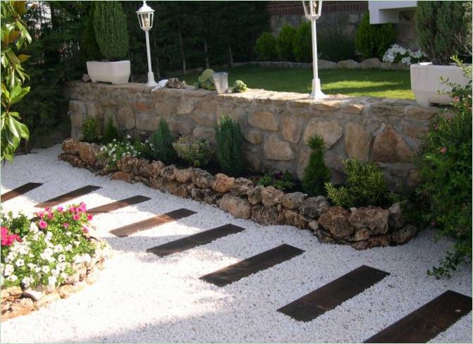 Décoration d'un chemin de jardin