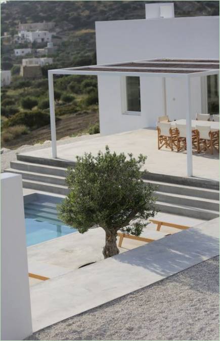Une terrasse confortable avec un platelage en béton dans la maison à flanc de colline