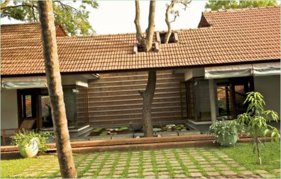 Un arbre dans la cour d'une maison à Hubli