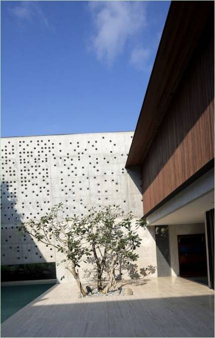 Intérieur de la Courtyard House de trois étages réalisée par Formwerkz à Singapour