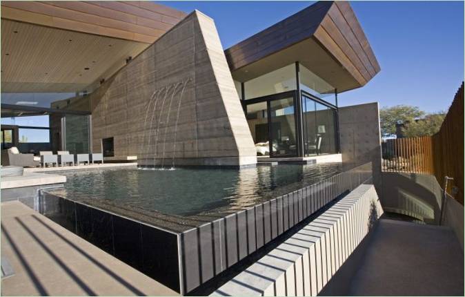 Une piscine avec une mini-cascade