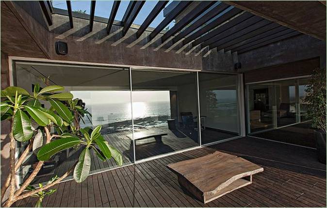 La terrasse de l'exquis penthouse face à la mer en Inde