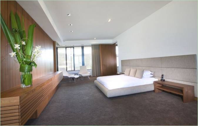 Aménagement intérieur d'une chambre spacieuse