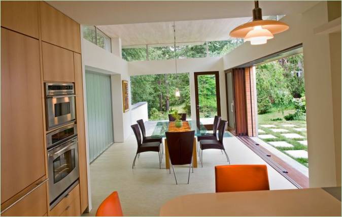 Verre de canalisation dans un intérieur de salle à manger