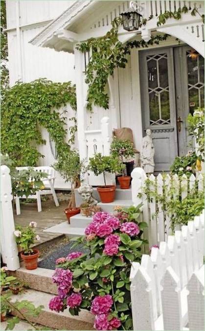 Une statue de jardin à la porte