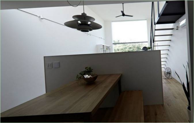 Table à manger en bois à la maison Hiyoshi
