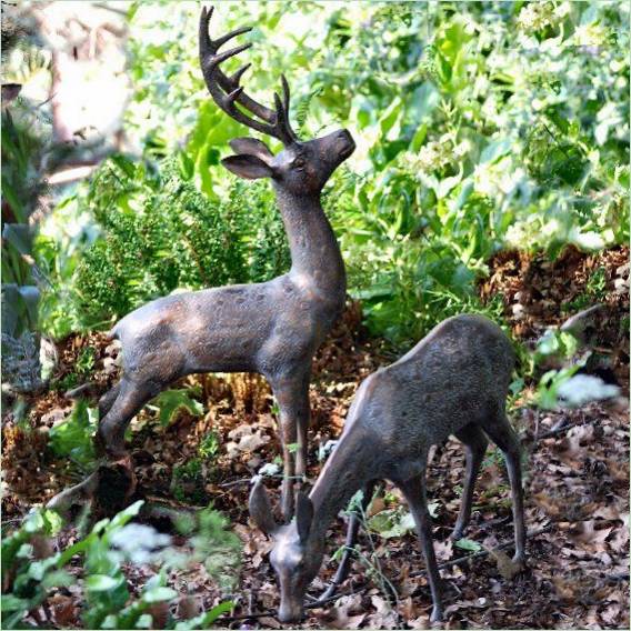 Statues de jardin représentant un cerf