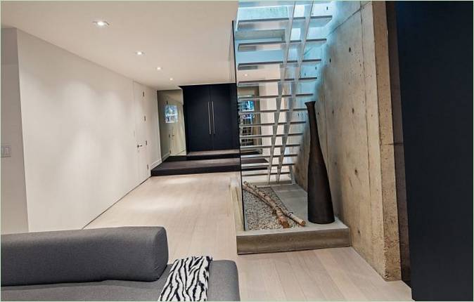 L'escalier d'une élégante maison de campagne en Ontario