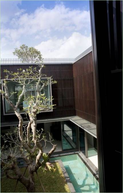 Un arbre dans la cour d'une maison à Singapour