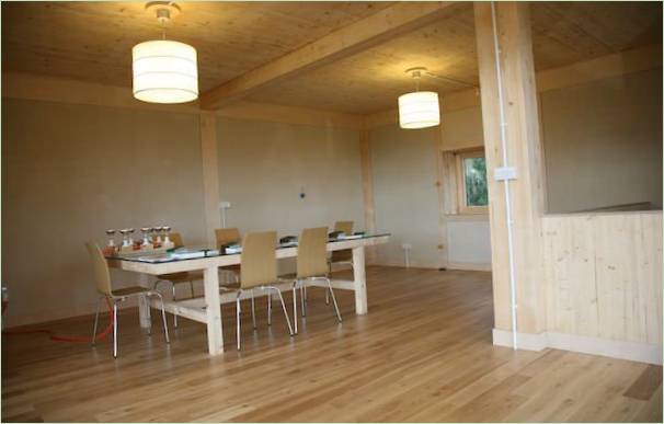 L'intérieur de la salle à manger d'une maison de paille