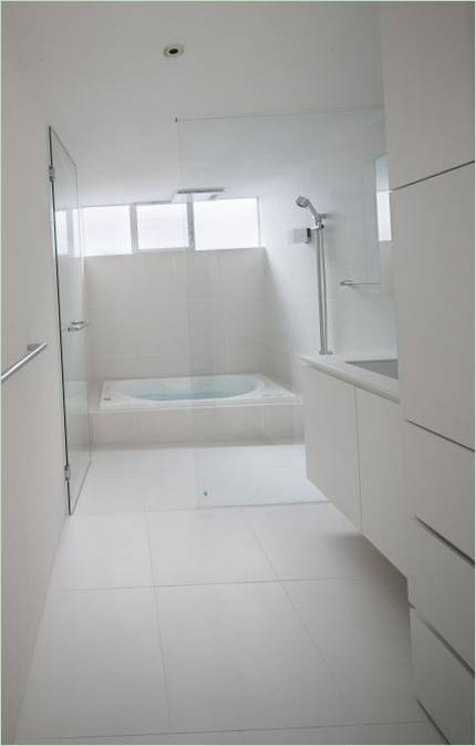 Intérieur de salle de bains blanche