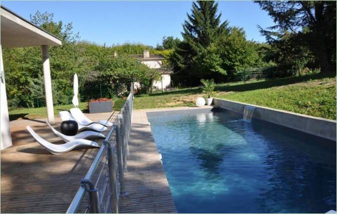 Conception de piscine avec petite cascade