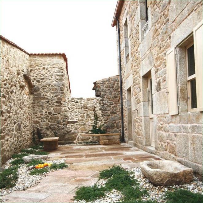 Cour d'une maison de réhabilitation en Espagne