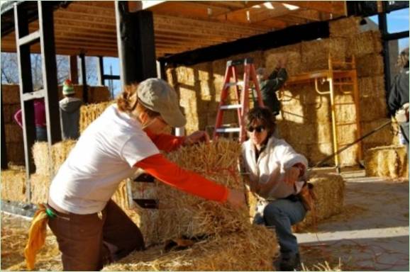 Construire une maison écologique à partir d'herbes sèches