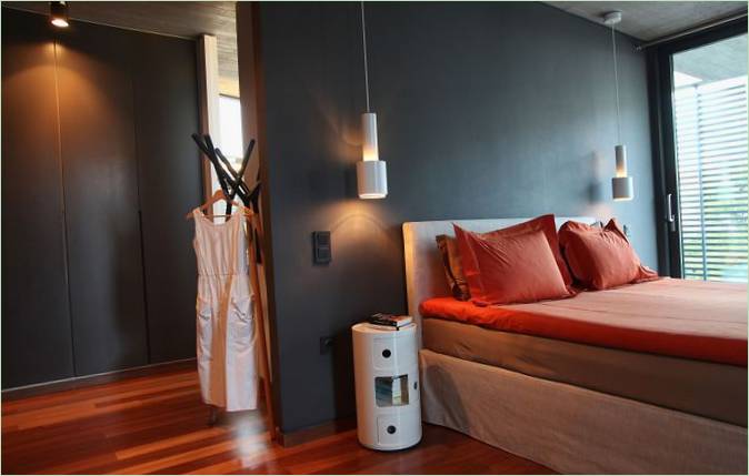 Décoration intérieure simple : linge de lit aux couleurs vives dans la chambre à coucher