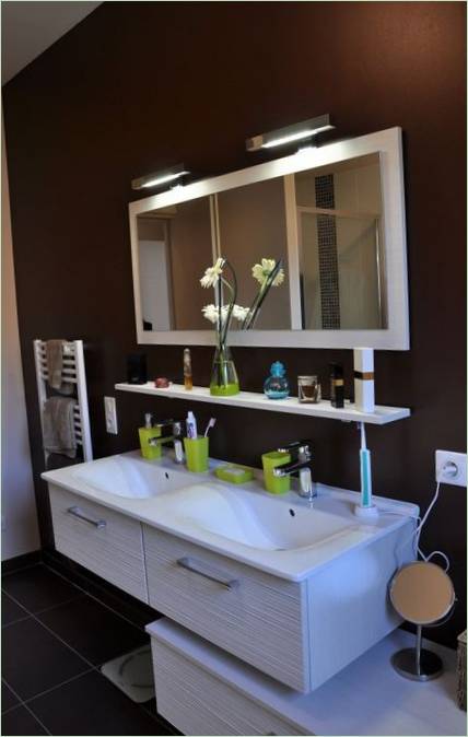 Salle de bains vert pomme avec accessoires