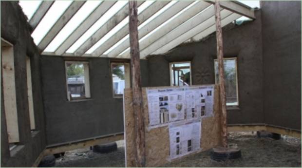 Construire une maison écologique à partir d'herbe séchée