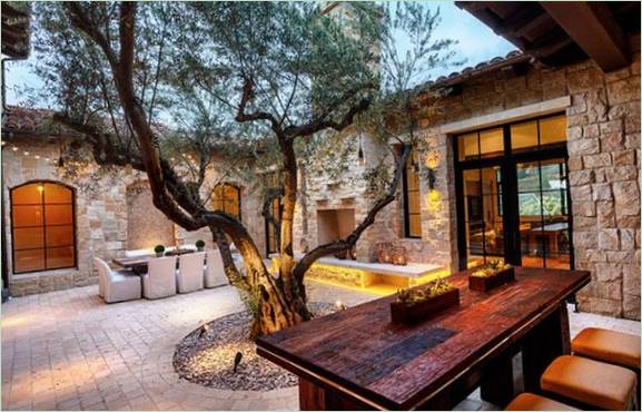 Un arbre dans la cour avant d'une maison à San Diego