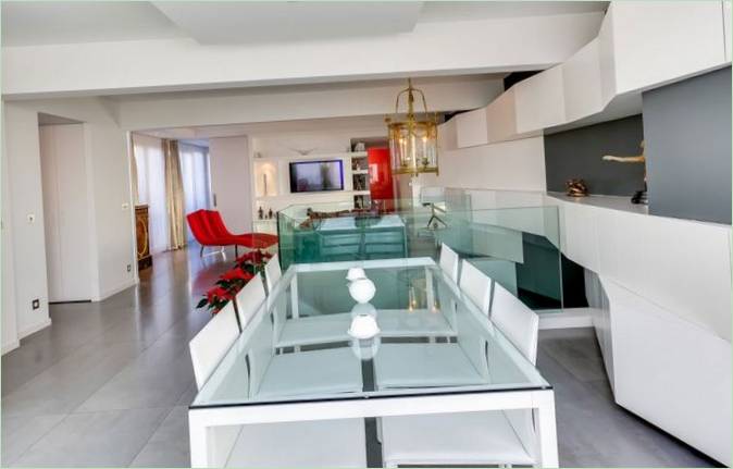 Bureau en verre dans la maison